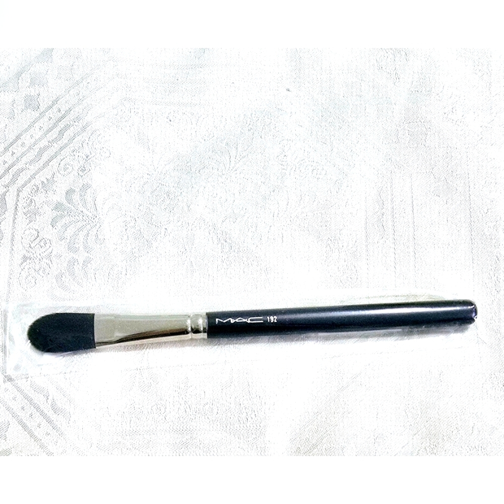 NEW! MAC MAC Cheek/Face Nip Brush #192